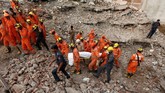 Sembilan jenazah ditemukan dari bawah puing, Kamis (19/7). (REUTERS/Adnan Abidi)