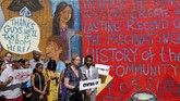 Dengan statusnya sebagai selebriti, ia cukup punya banyak pendukung, salah satunya anggota kongres Antonio Reynoso, yang memberikan dukungannya di hadapan murid-murid di Brooklyn, New York. (REUTERS/Joe Penney)