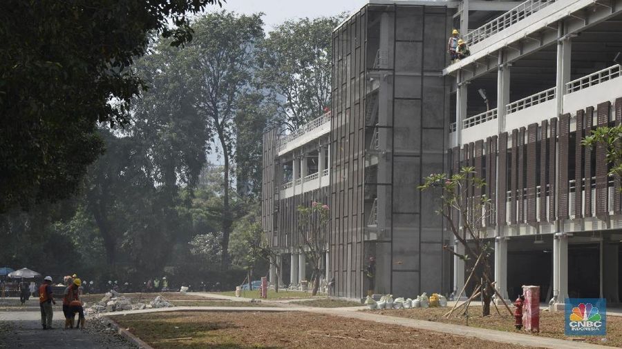 Gedung parkir ini mampu menampung sekitar 1700 mobil dengan fasilitas atap terbuat dari panel surya yang mampu menghasilkan listrik 1mw.