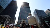 Para pekerja berdiri di depang gedung utama bangunan baru dari Hotel Okura (C) yang sedang menjalani pembangunan di Tokyo pada 25 Juni 2018 (AFP PHOTO/Kazuhiro NOGI).