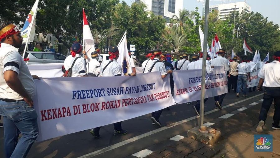 Mereka menolak rencana Menteri BUMN Rini Soemarno yang menyetujui penjualan aset Pertamina.