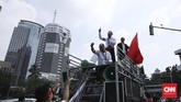 Ribuat masa yang tergabung di Federasi Serikat Pekerja Pertamina Bersatu (FSPPB), melakukan aksi demo di tiga titik yaitu kantor Pusat Pertamina, Kementerian BUMN dan Kementerian ESDM Jakarta (20/7). Mereka menyuarakan sejumlah tuntutan diantaranya, meminta Menteri BUMN Rini Soemarno mundur dari jabatannya. (CNN Indonesia/ Hesti Rika)