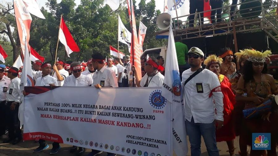 Karyawan Pertamina menggelar demonstrasi di depan Kantor Kementerian BUMN.