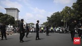 Polda Metro Jaya mengerahkan 5 ribu personel untuk mengamankan unjuk rasa ribuan pekerja PT Pertamina yang tergabung dalam Federasi Serikat Pekerja Pertamina (FSPPB). (CNN Indonesia/ Hesti Rika)