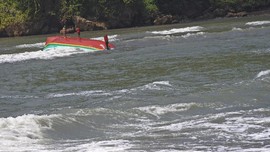 FOTO: Evakuasi Korban Kapal Tenggelam di Jember
