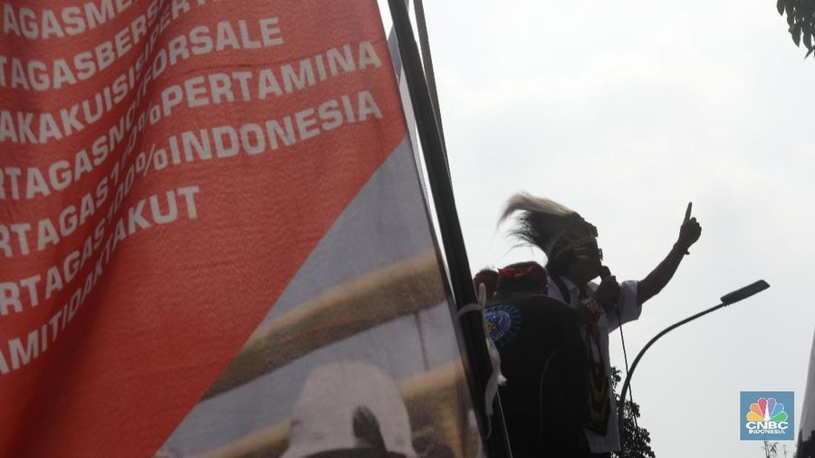 Dengan pakaian adat khas Papua mereka melakukan long march dan berorasi di depan Gedung kementerian BUMN.