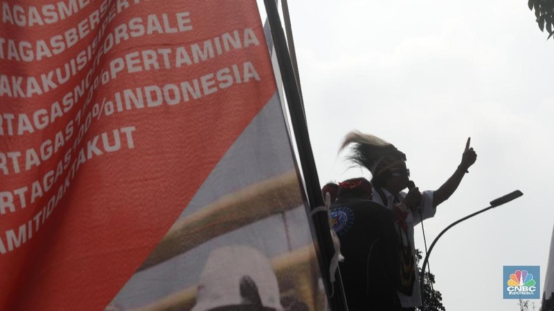 Dengan pakaian adat khas Papua mereka melakukan long march dan berorasi di depan Gedung kementerian BUMN.