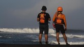 Anggota Basarnas bersiap melakukan pencarian korban di sekitar lokasi tenggelamnya perahu nelayan di perairan Plawangan Puger, Jember, Jawa Timur, Jumat (20/7). (ANTARA FOTO/Zabur Karuru)