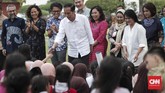 Kepada anak-anak, Presiden RI Jokowi berpesan agar mereka mendengarkan dan hafal lagu anak-anak populer asli Indonesia saat ini, bukan lagu-lagu yang diciptakan untuk orang dewasa. (CNNIndonesia/Safir Makki)