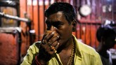 Bagi Bahadur Choudhary, 48, malam 2 Juni lalu sama seperti malam-malam sebelumnya selama bertahun-tahun. Ia harus mengurus raga orang mati. (AFP PHOTO / CHANDAN KHANNA)