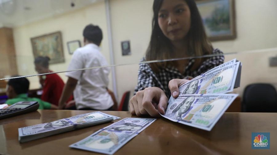 Warga melintas di depan toko penukaran uang di Kawasan Blok M, Jakarta, Jumat (20/7). di tempat penukaran uang ini dollar ditransaksikan di Rp 14.550. Rupiah melemah 0,31% dibandingkan penutupan perdagangan kemarin. Nilai tukar rupiah terhadap dolar Amerika Serikat (AS) semakin melemah. (CNBC Indonesia/Muhammad Sabki)