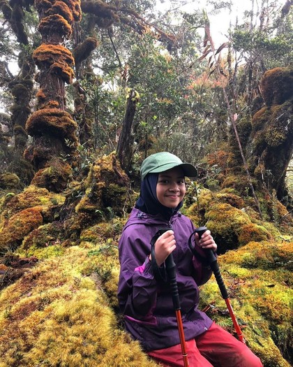 Hijabers Cilik Ini Jadi Pendaki Puncak Jaya Wijaya Termuda 