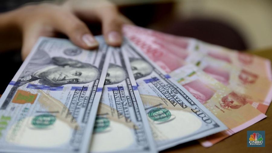 Warga melintas di depan toko penukaran uang di Kawasan Blok M, Jakarta, Jumat (20/7). di tempat penukaran uang ini dollar ditransaksikan di Rp 14.550. Rupiah melemah 0,31% dibandingkan penutupan perdagangan kemarin. Nilai tukar rupiah terhadap dolar Amerika Serikat (AS) semakin melemah. (վ/Muhammad Sabki)