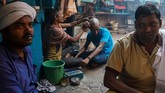 Choudhary merupakan bagian dari The Doms, komunitas kecil penjaga pemakaman di Harishchandra Ghat, tepi Sungai Gangga di Varanasi, India. Di sini, mereka yang meninggal dikremasi, siang dan malam. (AFP PHOTO / CHANDAN KHANNA)