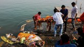 Selama berabad-abad, Doms menyediakan jasa bagi keluarga yang ingin mengkremasi anggota mereka yang meninggal. Lalu abunya dibuang di Sungai Gangga. (AFP PHOTO / CHANDAN KHANNA)