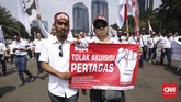 Demo ribuan pekerja PT Pertamina itu memicu kemacetan di sepanjang jalan Medan Merdeka Selatan, dari mulai kantor Kedutaan Besar Amerika Serikat hingga ke dekat Gedung Antara, Jakarta Pusat. (CNN Indonesia/ Hesti Rika)