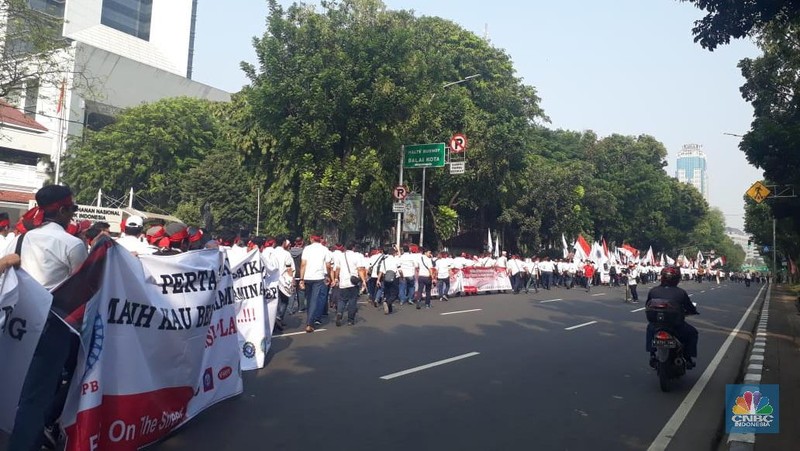 Mereka menolak rencana Menteri BUMN Rini Soemarno yang menyetujui penjualan aset Pertamina.