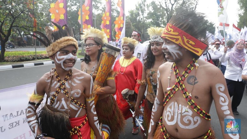 Dengan pakaian adat khas Papua mereka melakukan long march dan berorasi di depan Gedung kementerian BUMN.