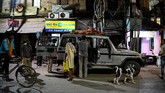 Umat Hindu di India percaya, hanya dengan kremasi dan menyebarkan abu di sungai suci itu lah mereka bisa terlepas dari siklus kehidupan dan menuju nirwana. (AFP PHOTO / CHANDAN KHANNA)