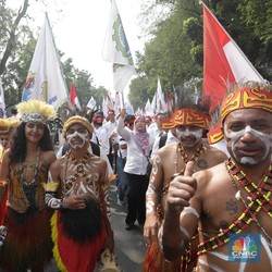 Pakai Pakaian Adat, Karyawan Pertamina Papua Berdemo