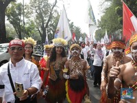 Pakai Pakaian Adat, Karyawan Pertamina Papua Berdemo