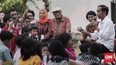 Kepada anak-anak tersebut, Presiden Jokowi bercerita bahwa di masa kecil dirinya pun memiliki penyanyi cilik idola di antarnya Chicha Koeswoyo dan Ira Maya Sopha. (CNNIndonesia/Safir Makki)