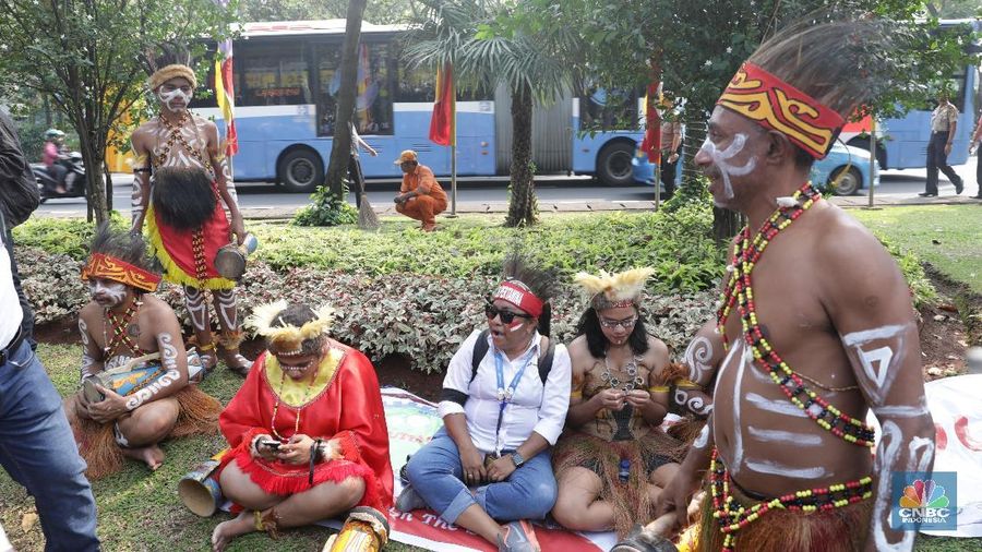 Dengan pakaian adat khas Papua mereka melakukan long march dan berorasi di depan Gedung kementerian BUMN.