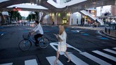 Perempuan menyeberang jalan di pusat Kota Toyota. Kota tersebut akan menjadi salah satu kota tuan rumah dalam acara Rugby World Cup 2019 (AFP PHOTO/Martin BUREAU).