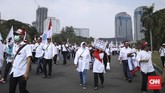 Mereka menyuarakan sejumlah tuntutan di antaranya meminta Menteri BUMN Rini Soemarno mundur dari jabatannya. (CNN Indonesia/ Hesti Rika)