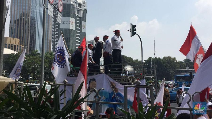 Karyawan PT Pertamina (Persero) hari ini, Jumat (20/7/2018), menggelar demonstrasi di depan Kantor Kementerian BUMN.