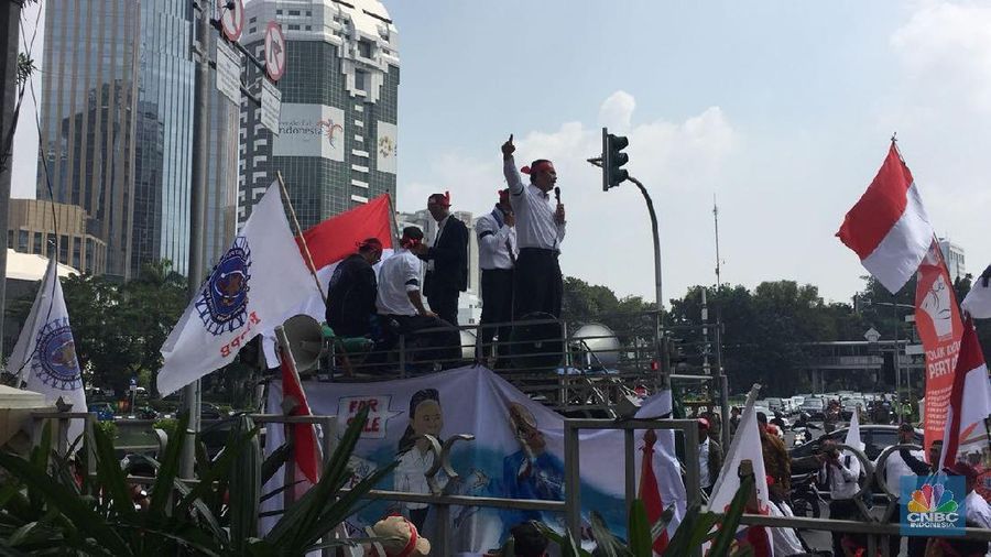 Karyawan Pertamina gelar demonstrasi di Kementerian BUMN.