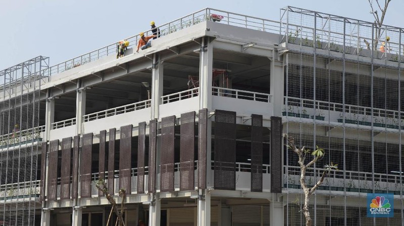 Gedung parkir ini mampu menampung sekitar 1700 mobil dengan fasilitas atap terbuat dari panel surya yang mampu menghasilkan listrik 1mw.