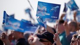 Pegawai Airbus dan masyarakat memenuhi bandara di Colomiers Prancis, guna menyaksikan uji terbang Beluga XL. (REUTERS/Regis Duvignau).