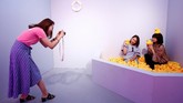 Instalasi yang paling populer adalah ‘kolam bola’ berwarna pastel. Pengunjung sampai mengantre untuk masuk ke dalamnya dan berfoto dengan bola-bola berbentuk hati itu. (REUTERS/Kim Kyung-Hoon)