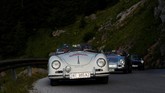 Rasa kembali ke masa '50 tahun lalu' dalam pameran ini sangat kental dengan terbatasnya usia mobil yang ikut serta. (REUTERS/Leonhard Foeger)