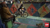 Salah satu kawasan yang dipoles dengan beragam gambar cabang olahraga Asian Games 2018 adalah Kampung Delta yang terletak di seberang Wisma Atlet Kemayoran. (CNN Indonesia/ Hesti Rika).