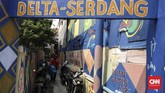 Warga Kampung Delta meluapkan antusiasme menyambut Asian Games dengan cara mengecat rumah dan jalan trotoar di lokasi tempat tinggal mereka. (CNN Indonesia/ Hesti Rika)