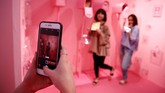 Jika ingin berfoto bersama karya seni, coba kunjungi Vinyl Museum di Jepang. (REUTERS/Kim Kyung-Hoon)