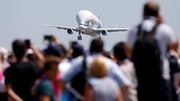 Airbus Beluga XL disebut memiliki bobot 125 ton, bentang sayap 60,3 meter, dan bisa mengangkut beban hingga 60 ton dengan jarak penerbangan sejauh 2500 mil (4023 kilometer). (REUTERS/Regis Duvignau)