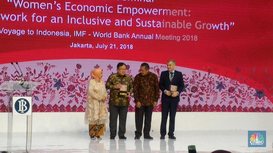Pasalnya, meski ibunya tidak lulus Sekolah Dasar (SD), tetapi bisa membuat dirinya menjadi gubernur BI.