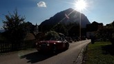 Salah satu peserta reli Ennstal Classic yang melewati pedesaan Puergg, Austria. (REUTERS/Leonhard Foeger)