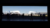 Airbus Beluga XL (kiri) diparkir di sebelah sang 'kakak', Airbus Beluga ST (kanan). Pesawat berbadan jumbo itu diuji terbang di Colomiers, dekat Kota Toulouse, Prancis, pada Jumat (19/7) kemarin. (REUTERS/Regis Duvignau).