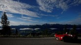 Lebih dari 200 pengendara mobil klasik telah dibawa ke jalan gunung dari Styria, Austria selatan, untuk balapan tahunan Ennstal-Classic. (REUTERS/Leonhard Foeger)