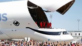 Para insinyur di Airbus mengubah lebar ruang kargo dan menurunkan posisi kokpit pesawat Beluga XL supaya memudahkan dalam proses bongkar muat. (REUTERS/Regis Duvignau)