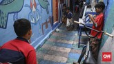 Aktivitas warga di Kampung Tematik saat siang hari, total jumlah rumah warga yang dicat ada sekitar 250 rumah. (CNN Indonesia/ Hesti Rika).