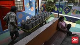Proses pengecatan oleh warga dimulai sejak 8 Juli hingga 21 Juli 2018. Dinding rumah dan jalan trotoar bergambarkan cabang olahraga yang diperlombakan di Asian Games 2018. (CNN Indonesia/ Hesti rika)