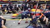 Tim Red Bull Racing melakukan pit stop di babak kualifikasi GP Jerman yang berlangsung di Sirkuit Hockenheim, Sabtu (21/7). (REUTERS/Wolfgang Rattay)