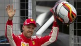 Pebalap Ferrari Sebastian Vettel menyapa penggemar di Sirkuit Hockenheim setelah merebut pole di babak kualifikasi GP Jerman. (REUTERS/Wolfgang Rattay)