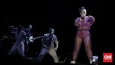 Lorde menjadi salah satu penampil yang ditunggu. Musisi asal Selandia Baru itu pun tampil memuaskan pengunjung, dengan energik dan komunikatif. (CNN Indonesia/Tri Wahyuni)