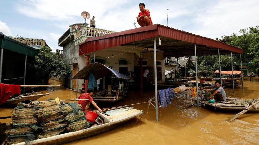 Lebih dari 5.000 rumah rusak, hanyut, tenggelam atau ambruk, sekitar 82.000 hektar (200.000 hektar) tanaman rusak.